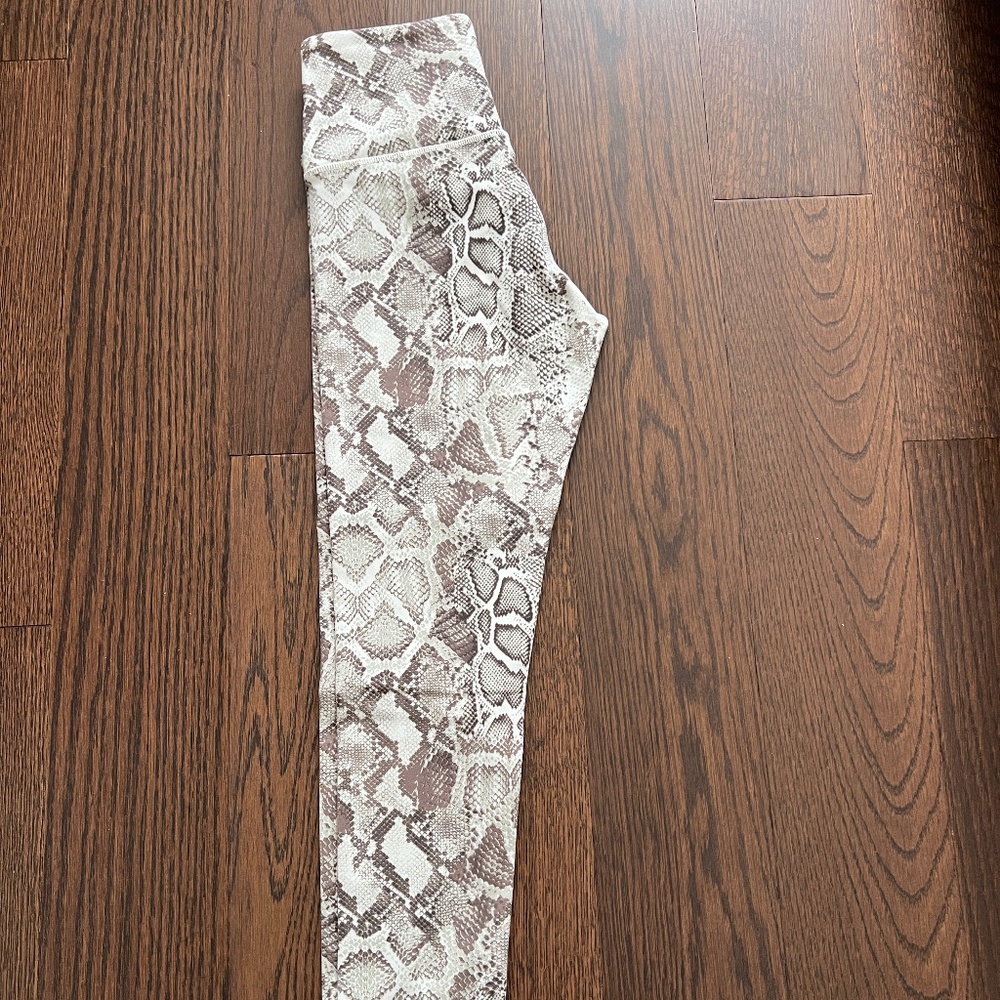 Victoria Secret’s leggings 7/8 - Picture 2 of 7